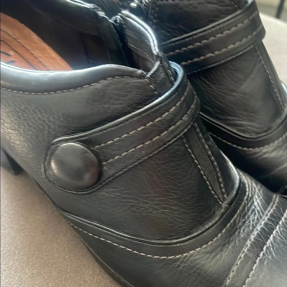 Clarks Artisan Black Leather Heels with Button Accent Women's 8 Cobbler Style - Picture 6 of 9